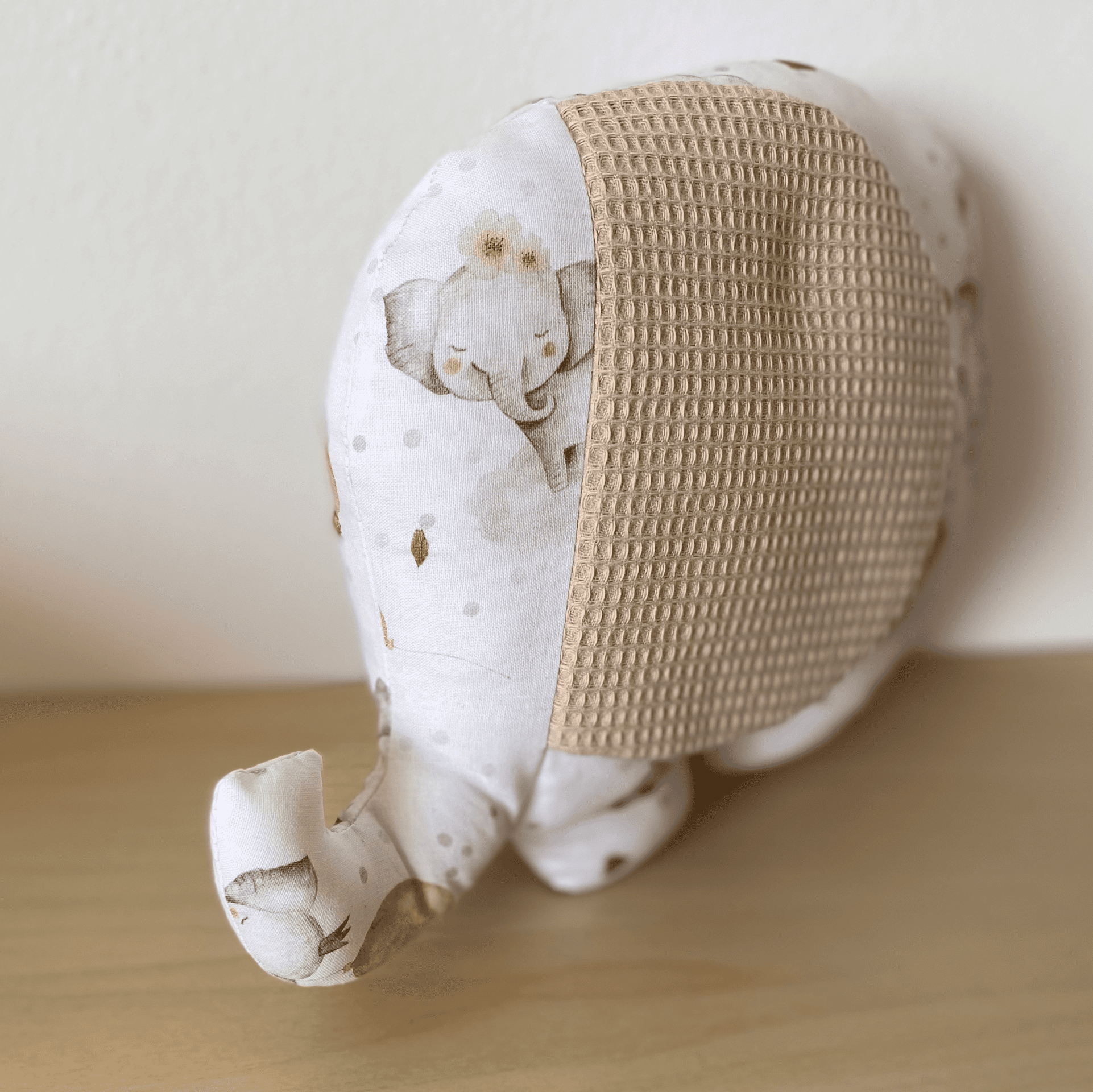 Elefante de peluche sensorial: Un primer amigo para tu bebé. - 3