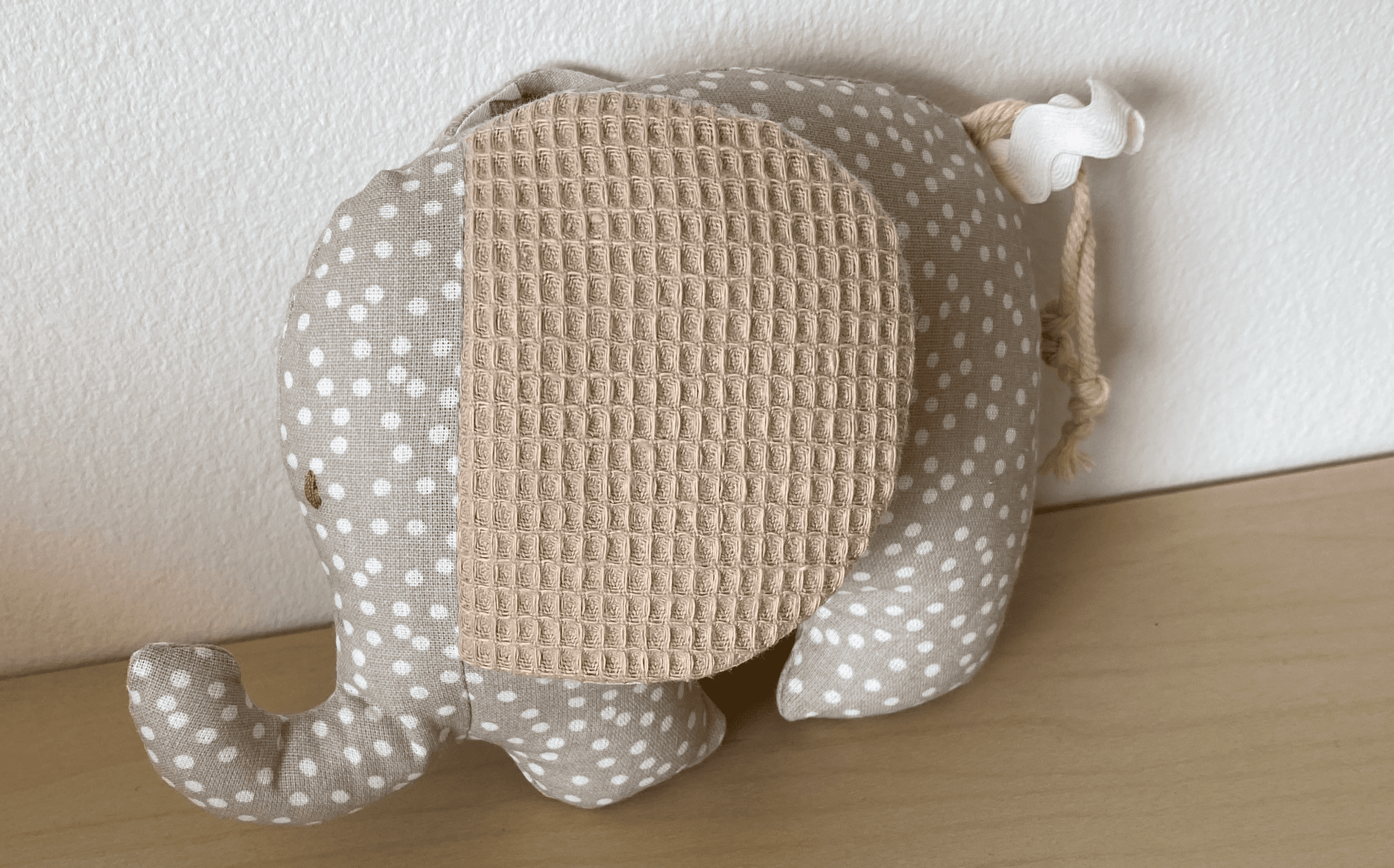 Elefante de peluche sensorial: Un primer amigo para tu bebé. - 4